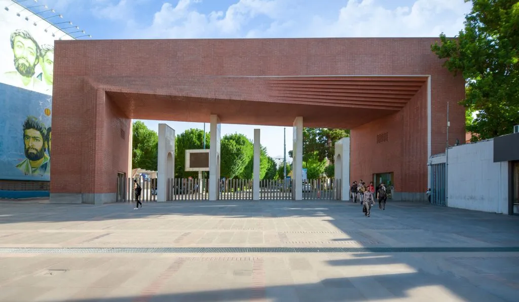 سردر دانشگاه صنعتی شریف